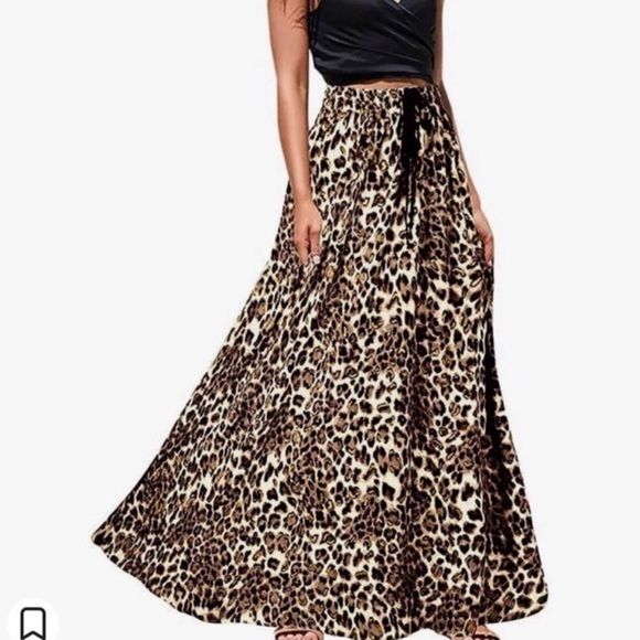 Dresses & Skirts - Cheetah print high waisted skirt